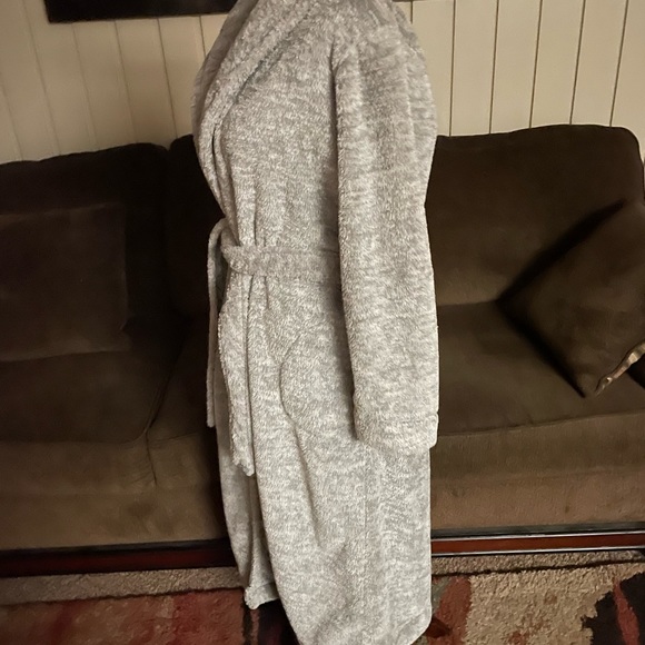 Ambrielle Grey Size Small Plush Bath Robe - Picture 10 of 14